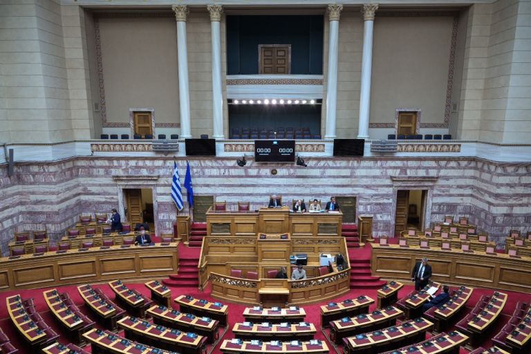 Με το βλέμμα στην καθημερινότητα η κυβέρνηση φέρνει τον προϋπολογισμό στη Βουλή