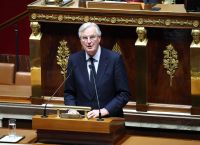 49.3: Το άρθρο του Συντάγματος που «ρίχνει» τον Μπαρνιέ
