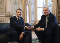 Μακρόν για πρόταση δυσπιστίας: Δεν θα πέσει η κυβέρνηση Μπαρνιέ