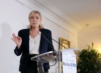 Στα πρόθυρα κατάρρευσης η γαλλική κυβέρνηση – Απειλεί η Λεπέν