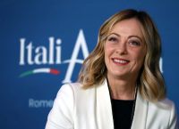 Μελόνι: «Στην κυβέρνησή μας, το πρωί τσακωνόμαστε και το βράδυ πίνουμε μαζί ένα ποτήρι κρασί» Μελόνι: «Στην κυβέρνησή μας, το πρωί τσακωνόμαστε και το βράδυ πίνουμε μαζί ένα ποτήρι κρασί»