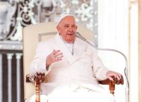 Ο Πάπας Φραγκίσκος ανοίγει την Ιερή Πύλη για να ξεκινήσει το Ιωβηλαίο 2025 Ο Πάπας Φραγκίσκος ανοίγει την Ιερή Πύλη για να ξεκινήσει το Ιωβηλαίο 2025