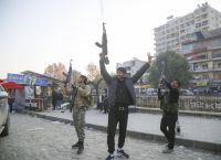 Έπεσε η Δαμασκός – Εγκατέλειψε αεροπορικώς ο Άσαντ