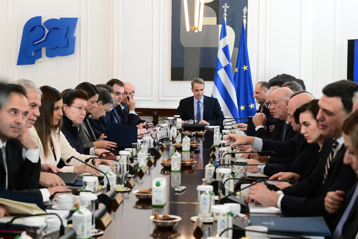 Προτροπή Μητσοτάκη στους υπουργούς για υψηλότερους ρυθμούς εργασίας
