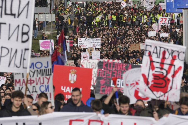 Σερβία: Παραμένουν στους δρόμους οι φοιτητές