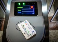 Σε ψηφιακή εποχή οι συγκοινωνίες της Αθήνας – Ανέπαφες πληρωμές σε μετρό, τραμ, λεωφορεία και τρόλεϊ