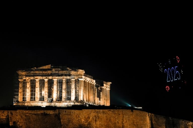 Η Ελλάδα υποδέχθηκε το 2025 με φαντασμαγορικές εκδηλώσεις από άκρη σε άκρη [vid,pics]