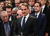 Μητσοτάκης στην κηδεία Σημίτη: Περνά στην ιστορία, υπήρξε εξαίρεση στον πολύβουο χώρο των συνθημάτων Μητσοτάκης στην κηδεία Σημίτη: Περνά στην ιστορία, υπήρξε εξαίρεση στον πολύβουο χώρο των συνθημάτων