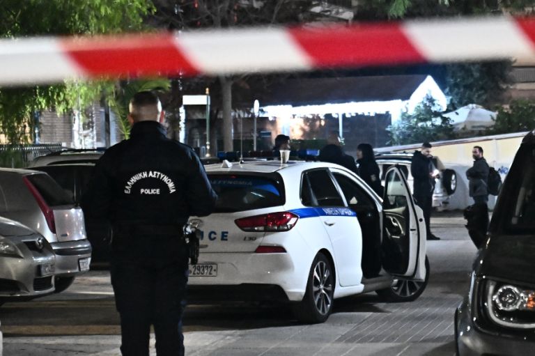 Πυροβολισμοί στην Ηλιούπολη – Επιβαίνοντες μοτοσικλέτας άνοιξαν πυρ εναντίον Ι.Χ.