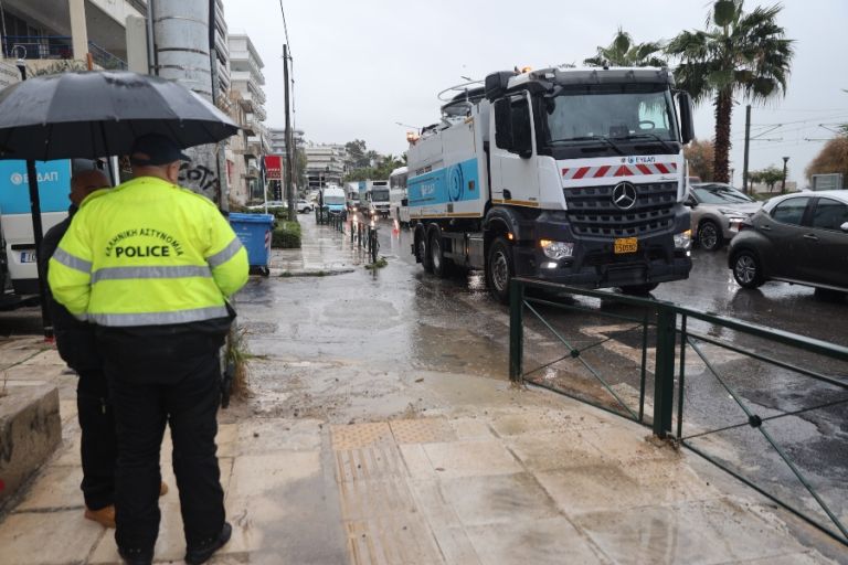 Κακοκαιρία: Πλημμύρισε με βοθρολύματα η λεωφόρος Ποσειδώνος [vid]