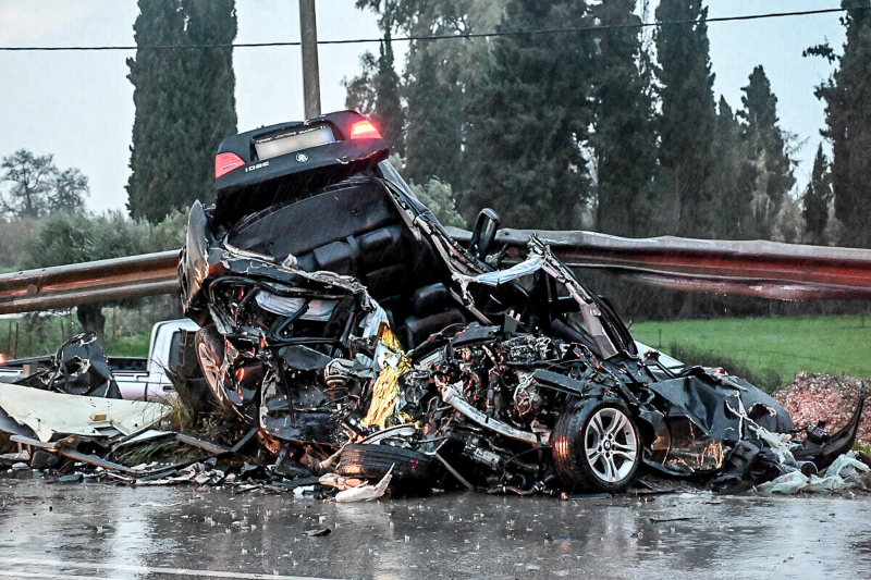 Τροχαίο στην Πατρών – Πύργου: ΙΧ συγκρούστηκε με ΚΤΕΛ και καρφώθηκε σε μπάρες, μάχη για τη ζωή δίνει 25χρονος