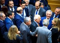 Τα χαμόγελα, οι selfies, και τα «πηγαδάκια»από την εκλογή Κακλαμάνη [vid,pics]