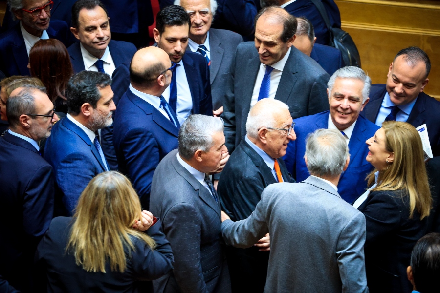 Τα χαμόγελα, οι selfies, και τα «πηγαδάκια»από την εκλογή Κακλαμάνη [vid,pics]