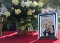 Σε κλίμα συγκίνησης το τελευταίο αντίο στην Καίτη Γκρέυ–Πλήθος κόσμου στην κηδεία της μεγάλης τραγουδίστριας