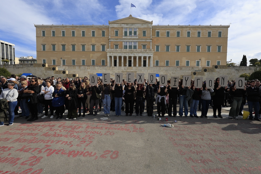 «Δεν έχω οξυγόνο» – Σε εξέλιξη οι συγκεντρώσεις για την τραγωδία των Τεμπών