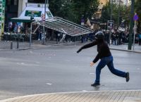 Ένταση στο Σύνταγμα – Μολότοφ και κρότου λάμψης στη συγκέντρωση για τα Τέμπη Ένταση στο Σύνταγμα – Μολότοφ και κρότου λάμψης στη συγκέντρωση για τα Τέμπη
