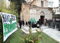 Μίμης Δομάζος: Σε λαϊκό προσκύνημα η σορός του στη Μητρόπολη [vid,pics]