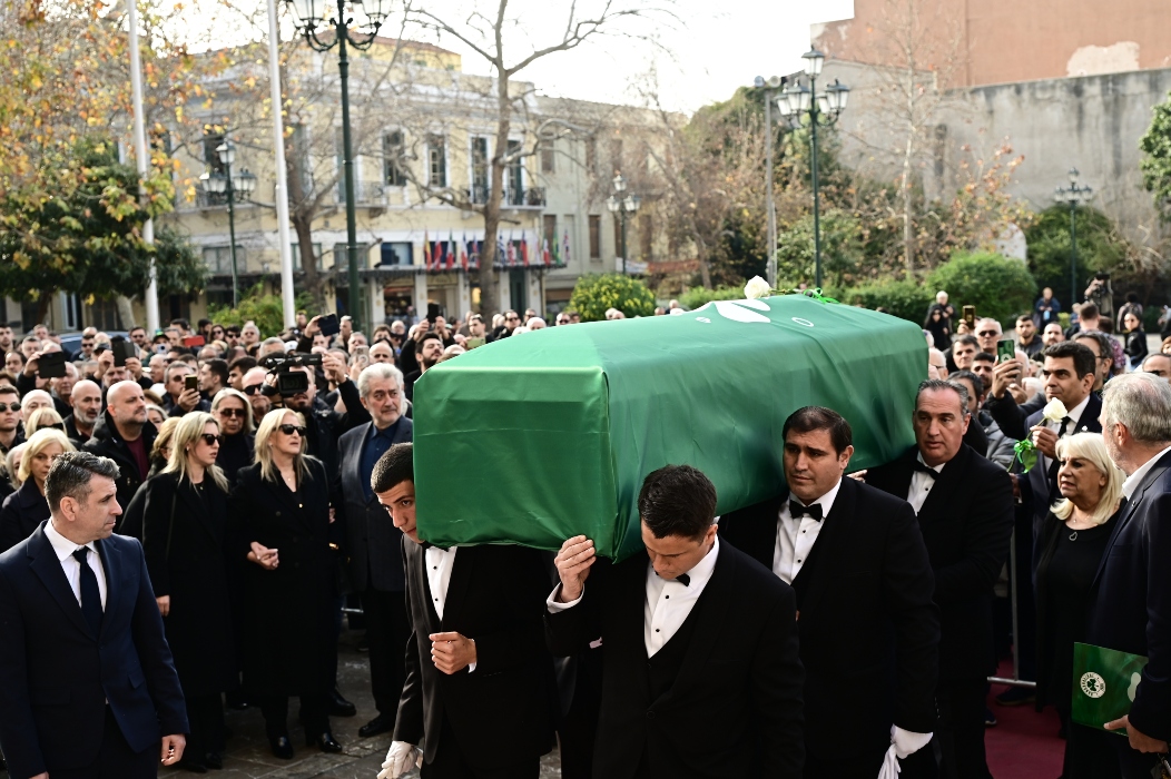 Συγκίνηση στο τελευταίο «αντίο» στον Μίμη Δομάζο – Πλήθος κόσμου στην κηδεία του