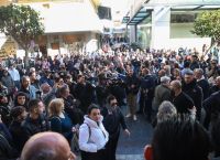Οργισμένο πλήθος στα δικαστήρια για το ζευγάρι στο Ηράκλειο-Από την πίσω είσοδο εισήλθαν στο κτίριο