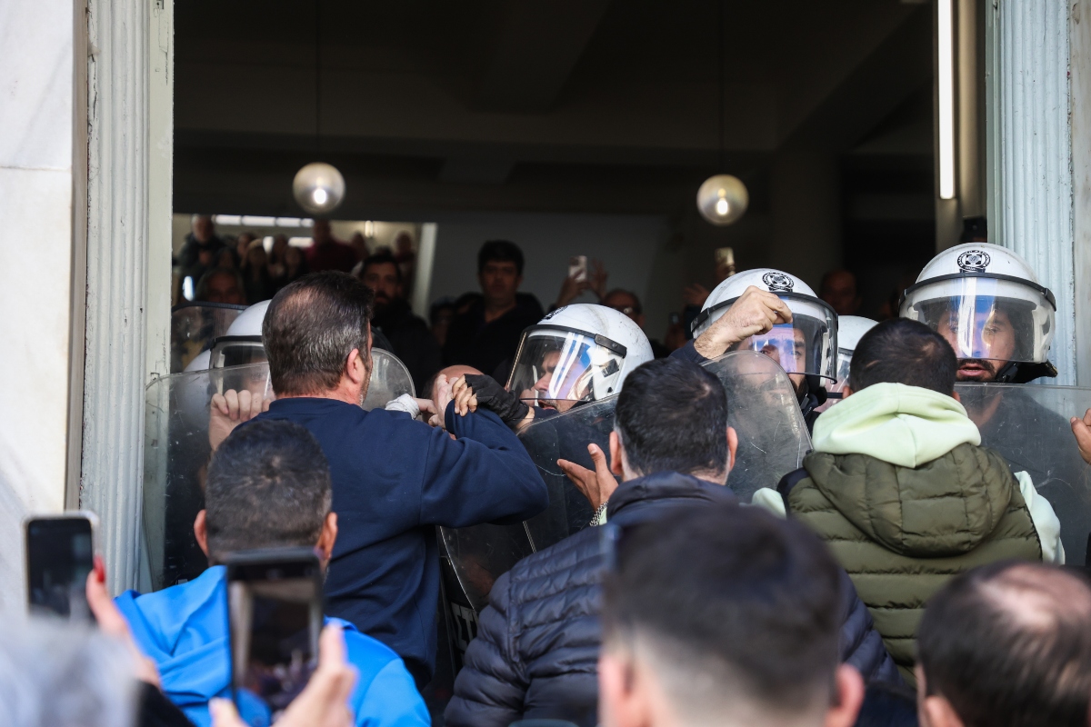 Η στιγμή που φυγαδεύουν το ζευγάρι που κακοποίησε το 3χρονο στην Κρήτη – «Ντύθηκαν» αστυνομικοί