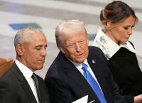 «Πάρε με τηλέφωνο αργότερα» – Ειδικός «διάβασε» τα χείλη Τραμπ και Ομπάμα που γελούσαν στην κηδεία του Κάρτερ