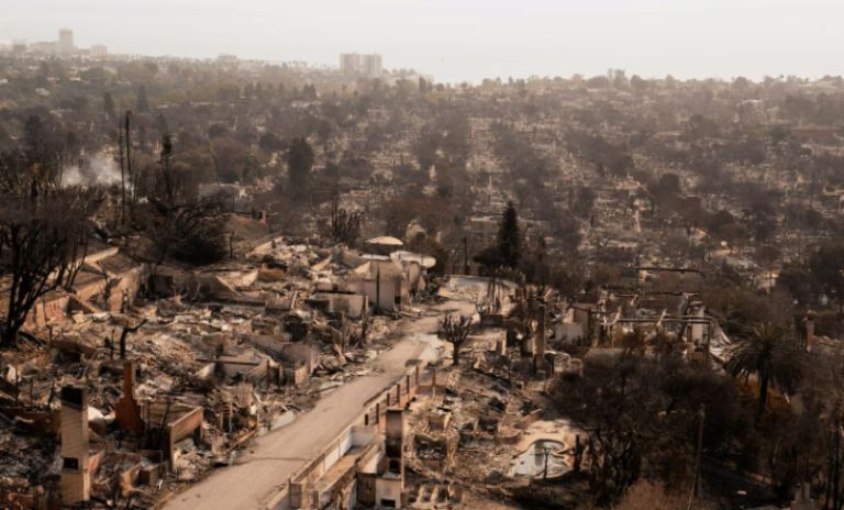 Πριν και μετά την απόλυτη καταστροφή από τη φωτιά στο Λος Άντζελες: Έφτασαν τους 24 οι νεκροί