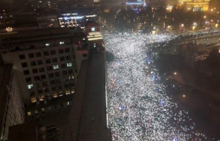 Εκατοντάδες χιλιάδες άνθρωποι στους δρόμους του Βελιγραδίου κατά του Βούτσιτς [vid]