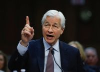 Ντίμον [JPMorgan]: Η δασμολογική πολιτική του Τραμπ είναι θετική για την εθνική ασφάλεια των ΗΠΑ