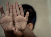 Χειροπέδες στους γονείς του 3χρονου στο Ηράκλειο–Περιφερόταν αιμόφυρτο στο δρόμο, το έσωσε γείτονας