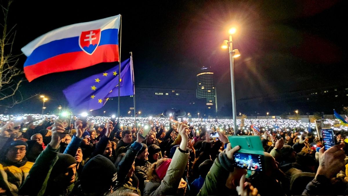 Δεκάδες χιλιάδες διαδηλωτές στη Μπρατισλάβα κατά της στροφής Φίτσο προς τη Ρωσία