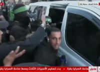 Η στιγμή της παράδοσης των τριών ομήρων από τη Χαμάς [vid]