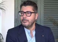 Λάμπρος Κωνσταντάρας: “Για τρεις μήνες απορούσα γιατί οι επαφές στο κινητό μου ήταν μόνο αντρικά ονόματα”