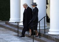 Μελάνια Τραμπ: Υπέρκομψη με «ανδρόγυνο» navy blue look στην ορκωμοσία του συζύγου της