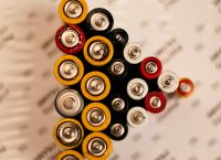 Μπαταρίες: Νέοι περιορισμοί της Κίνας στις εξαγωγές κρίσιμων ορυκτών και τεχνολογιών