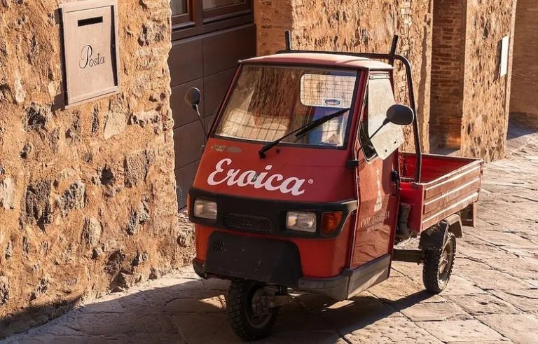 Ciao Piaggio Ape: Η Ιταλία αποχωρίζεται τα θρυλικά τρίκυκλα – Θα κατασκευάζονται πλέον στην Ινδία