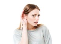 Όταν ακούμε κάτι, τα αυτιά μας προσπαθούν να κινηθούν αντανακλαστικά Όταν ακούμε κάτι, τα αυτιά μας προσπαθούν να κινηθούν αντανακλαστικά