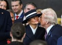 Ορκωμοσία Τραμπ: Στον… αέρα φίλησε τη Μελάνια λόγω καπέλου [vid]