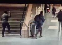Απίστευτο περιστατικό στη Γαλλία: Τον μαχαίρωσε στο λαιμό επειδή τον σκούντηξε κατά λάθος στο μετρό 