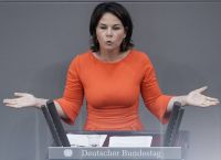 Μπέρμποκ: Η Γερμανία θέλει να βοηθήσει τη Συρία να ξαναγίνει λειτουργικό κράτος