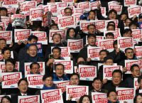 Νότια Κορέα: Συγκρούσεις μεταξύ διαδηλωτών υπέρ και κατά του παυθέντα προέδρου Γιουν στη Σεούλ