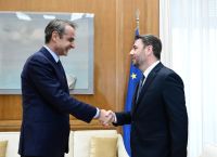 Η αλλοπρόσαλλη τακτική του ΠΑΣΟΚ να ανταγωνιστεί τον Μητσοτάκη