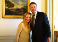 Μελόνι: Παραδέχεται διάλογο, όχι συμφωνία με τον Μασκ