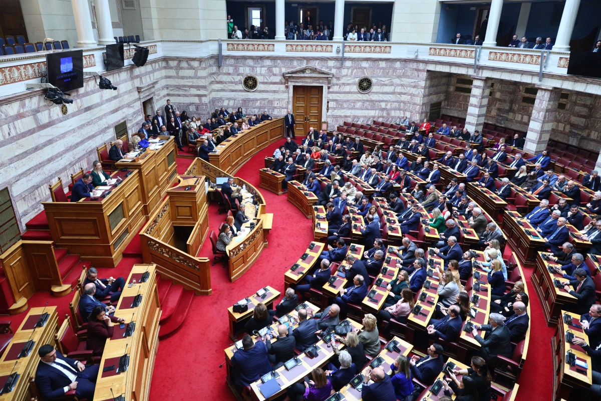 “Μετωπική” κυβέρνησης- αντιπολίτευσης μετά το πόρισμα για τα Τέμπη