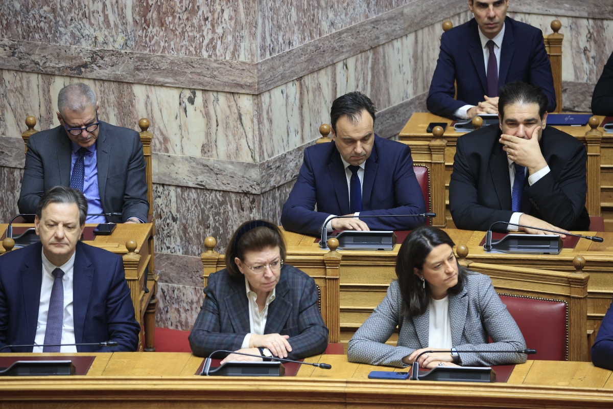 Βουλή: Ενός λεπτού σιγή στην Ολομέλεια για τα θύματα των Τεμπών
