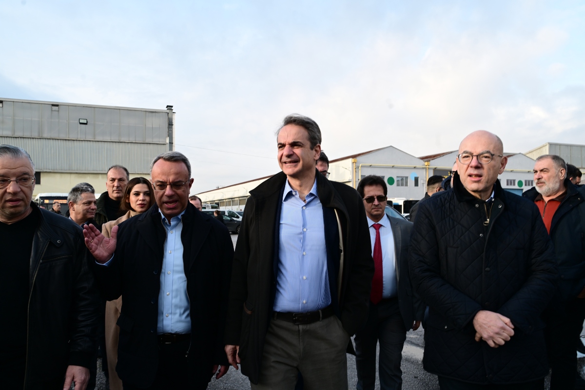 Η κυβέρνηση ανακτά την πρωτοβουλία των κινήσεων για τα Τέμπη