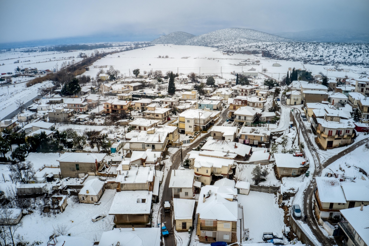 Τσικνοπέμπτη με χιονοπτώσεις και τσουχτερό κρύο