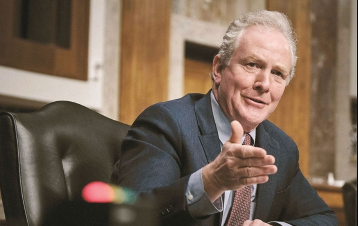 Chris Van Hollen: «Σπίρτο στη βενζίνη» της Μ. Ανατολής πετάει ο Trump