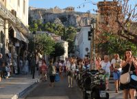 Guardian:Υπερτουρισμός,βραχυχρόνιες μισθώσεις πνίγουν τη «γειτονιά των θεών»–Η μάχη για τη διάσωση της Πλάκας