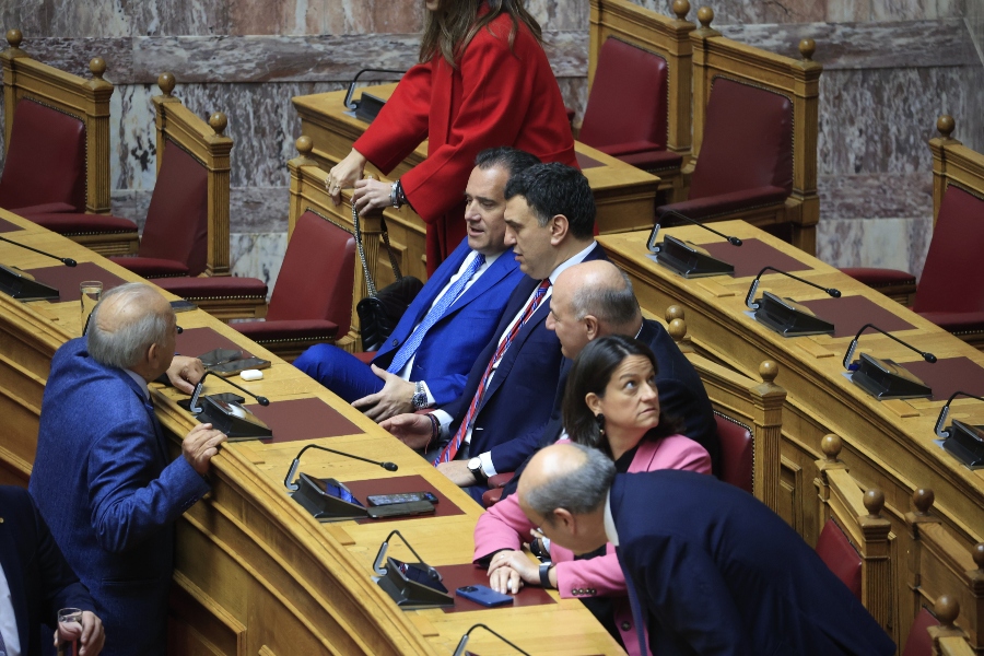 Τα «πηγαδάκια» στη Βουλή στην τρίτη ψηφοφορία: “Σύγκρουση” ενόψει Προανακριτικής για τα Τέμπη