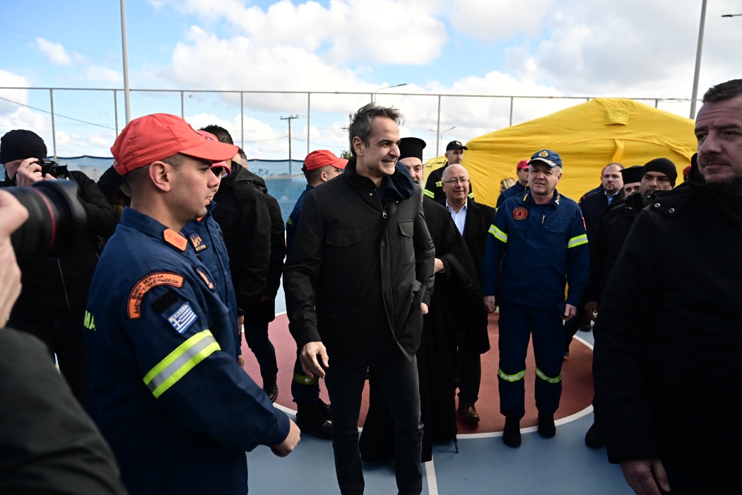 Μητσοτάκης από Σαντορίνη: Συνιστώ ψυχραιμία – Καλύτερα να προλαμβάνουμε αντί να δρούμε εκ των υστέρων